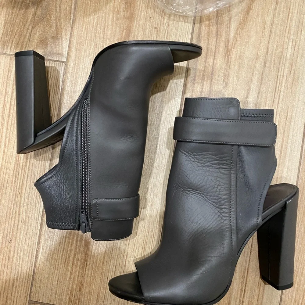 V I N C E / BRIGHAM peep toe booties in graphite ankle boots Like new - Picture 4 of 8